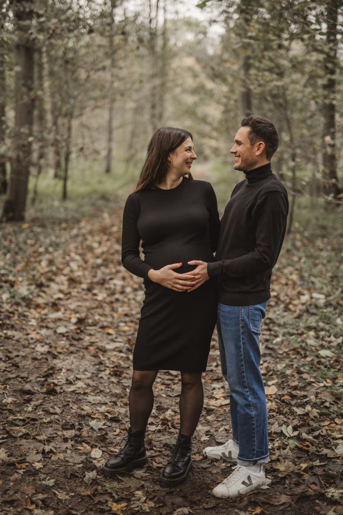 Mann und Frau streicheln den Babybauch
