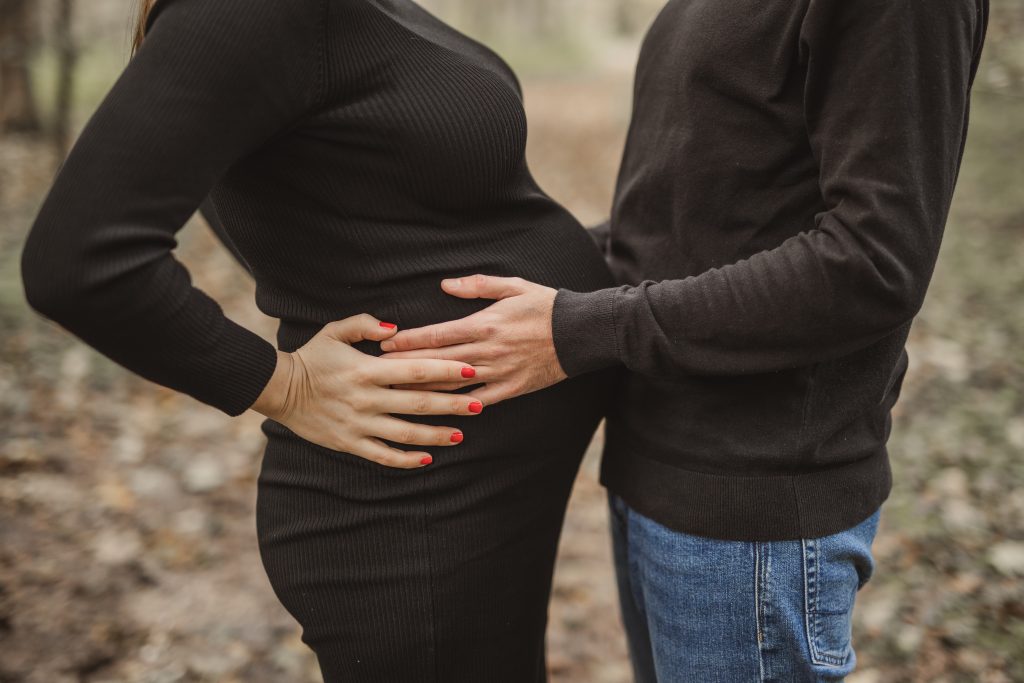Detailaufnahme von einem Paar mit Babybauch