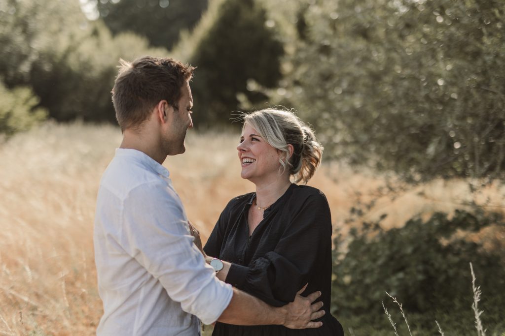 Lachendes Paar steht in der Natur
