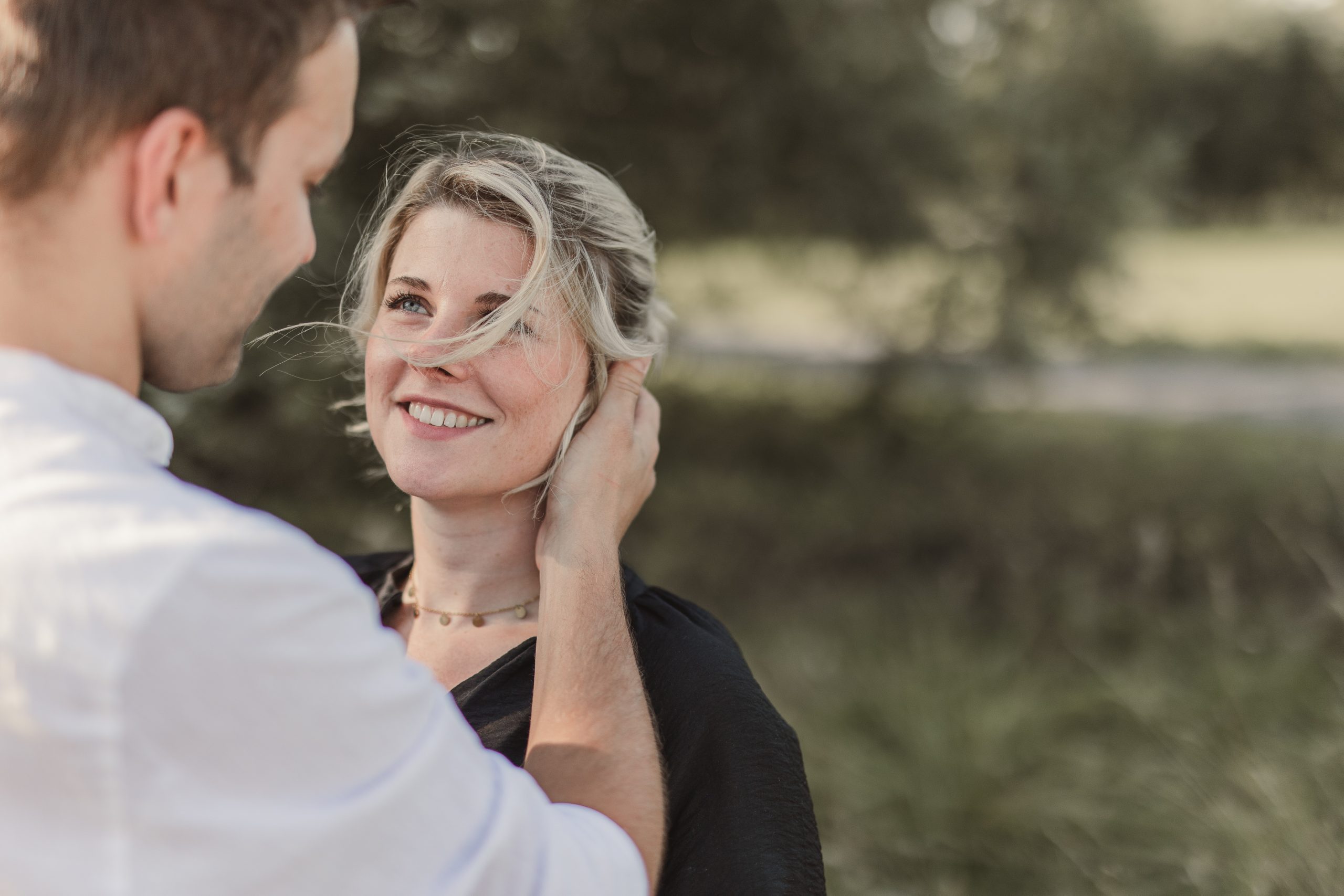 Porträt einer Frau, die ihren Mann anlächelt.